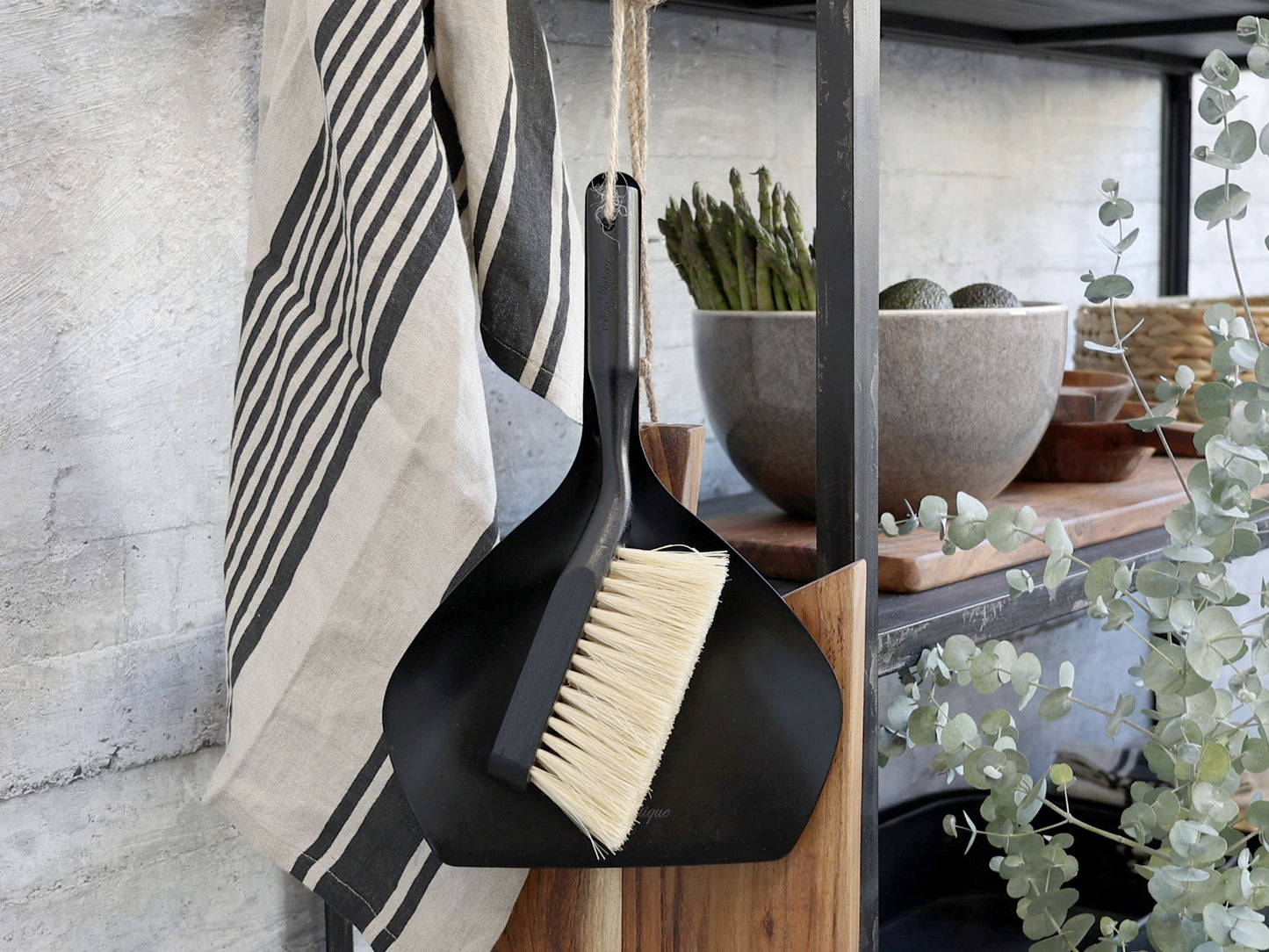 Kehrblech mit Handfeger von Chic Antique