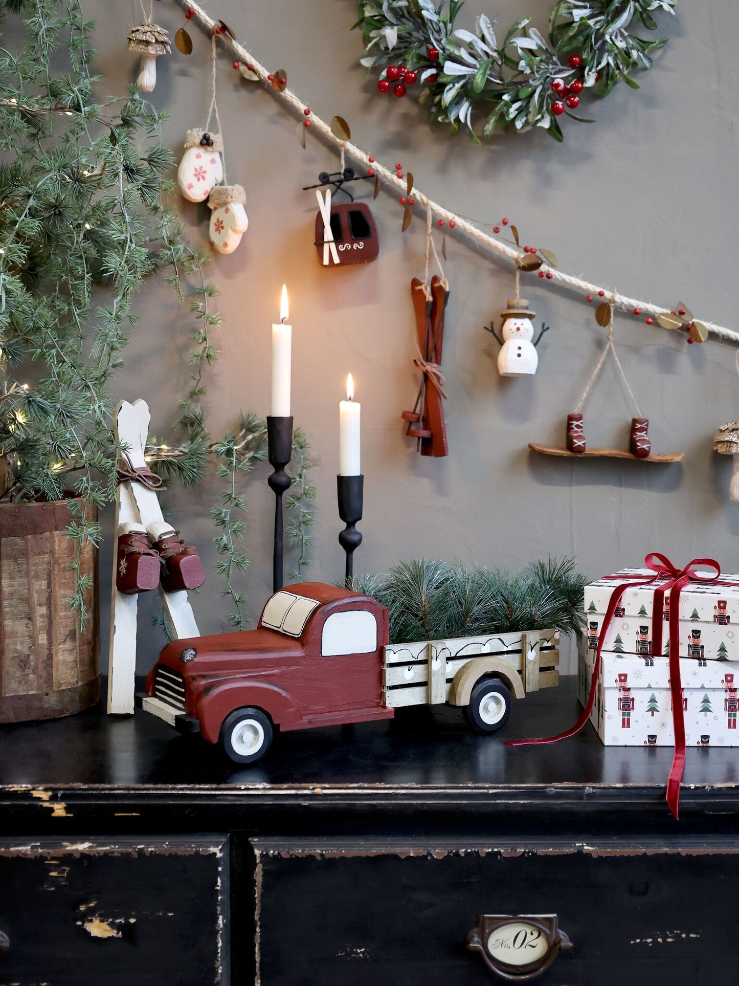Vintage Auto mit Weihnachtsbaum von Chic Antique
