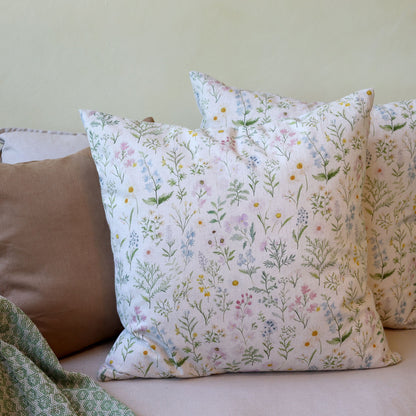 Aix Kissebezug mit Blumen vom Strassenrand von Chic Antique