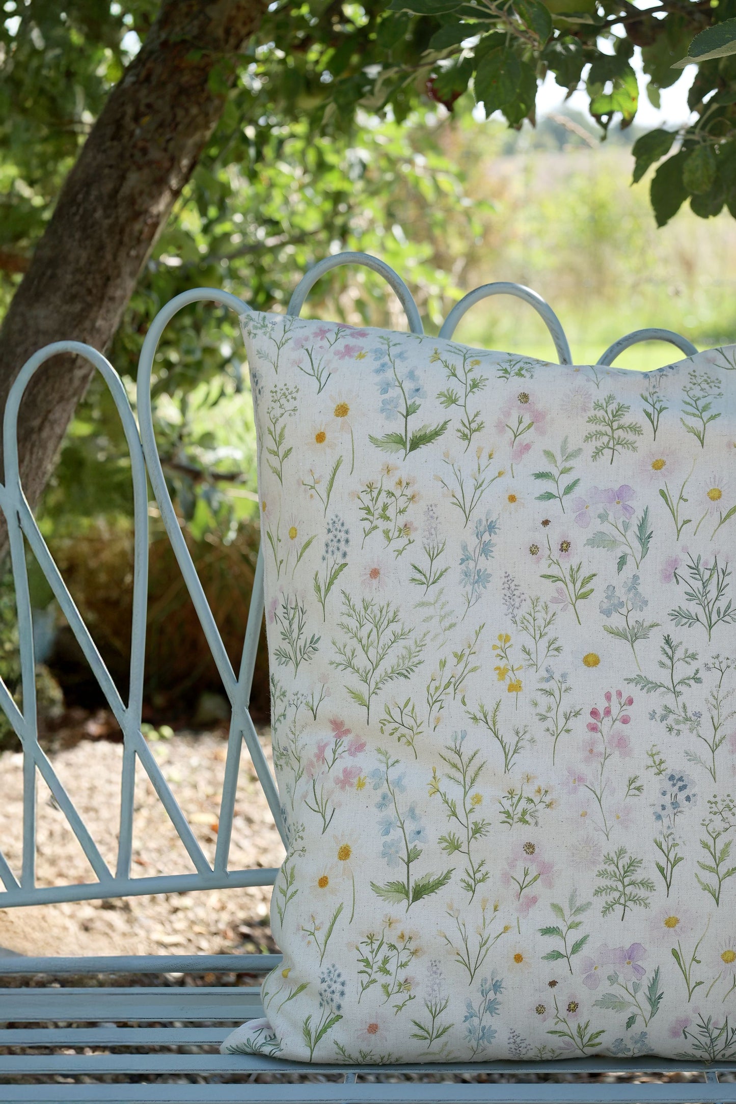 Aix Kissebezug mit Blumen vom Strassenrand von Chic Antique