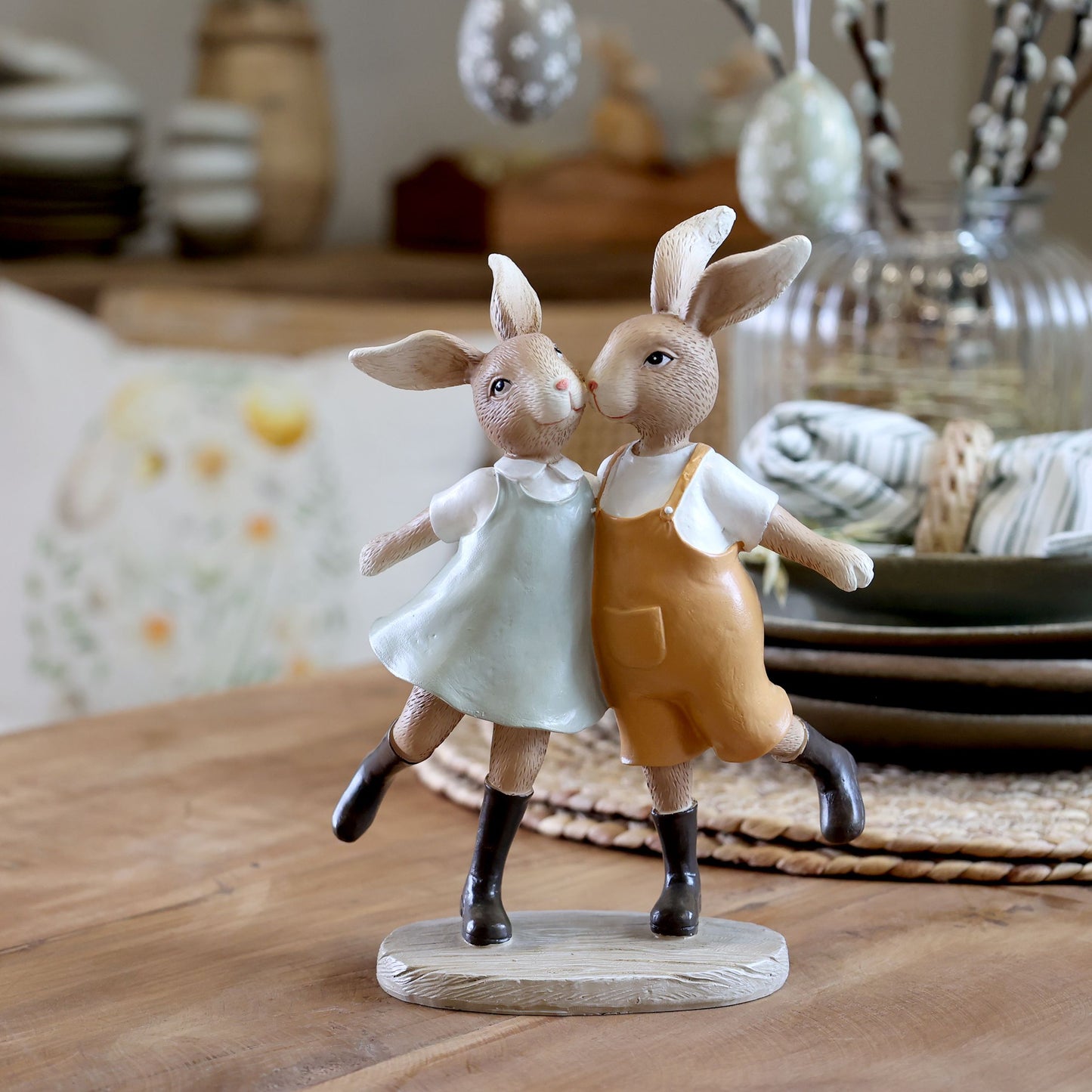 Kaninchen mit Kleid und Hose von Chic Antique