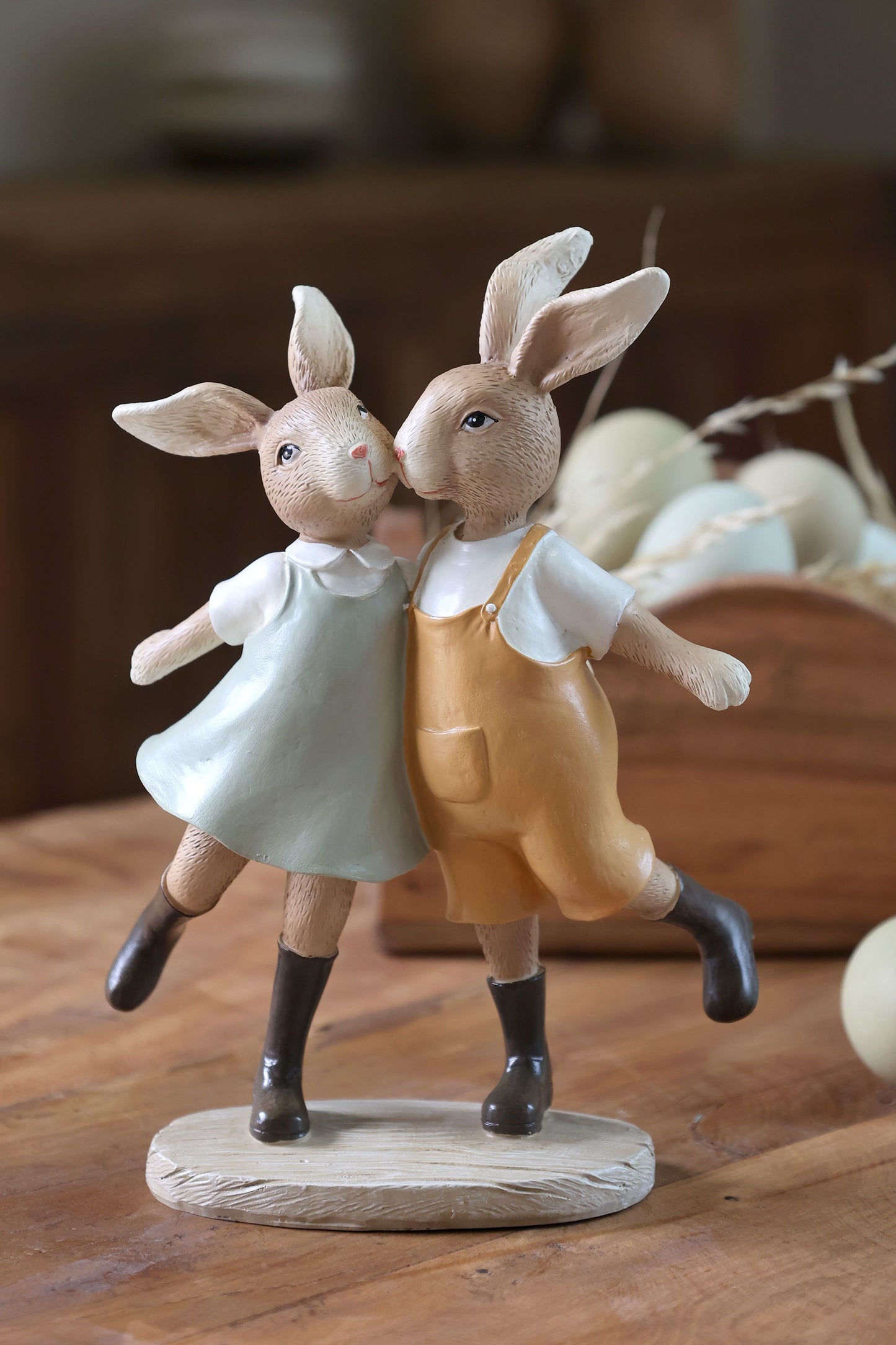 Kaninchen mit Kleid und Hose von Chic Antique
