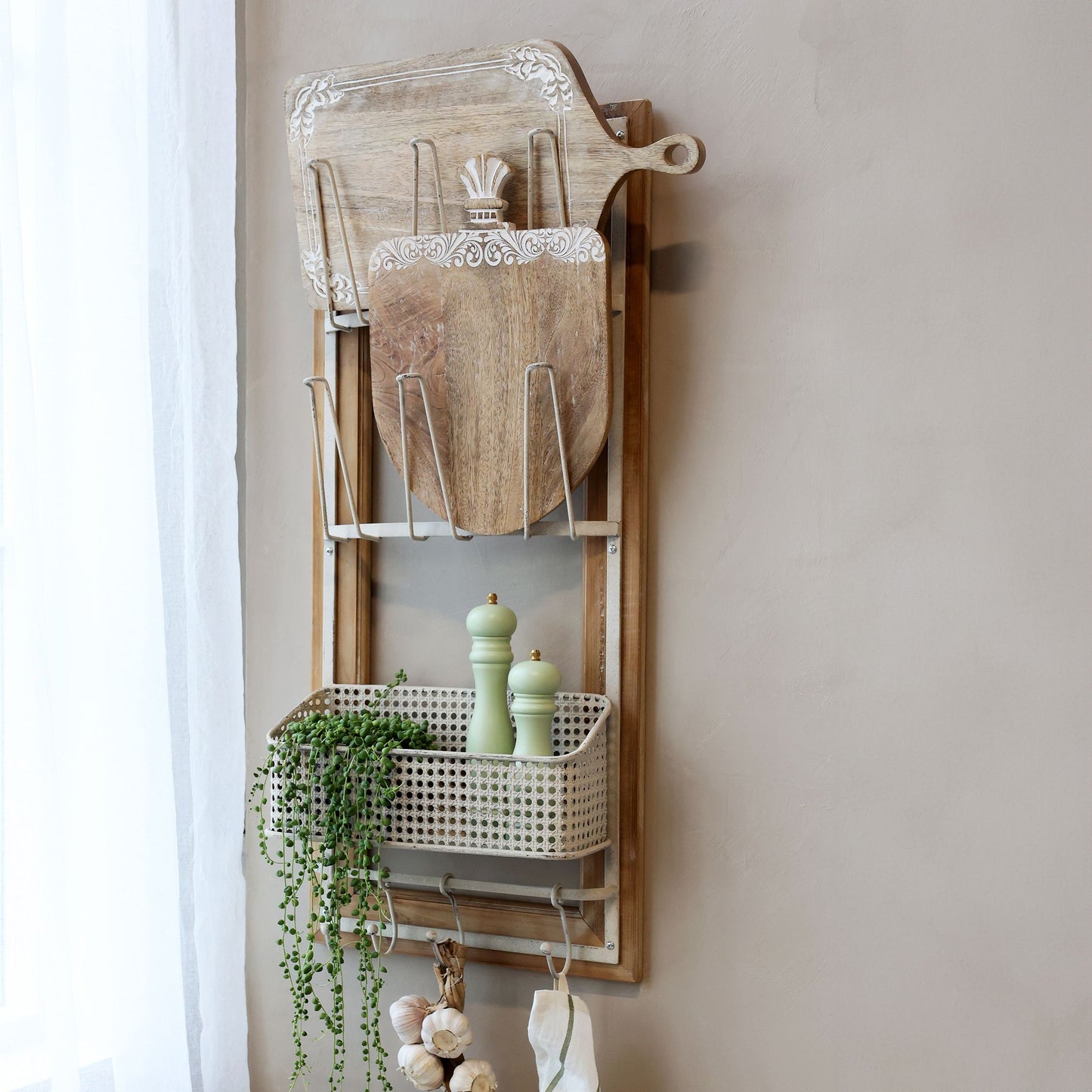 Halter mit Haken und Korb von Chic Antique