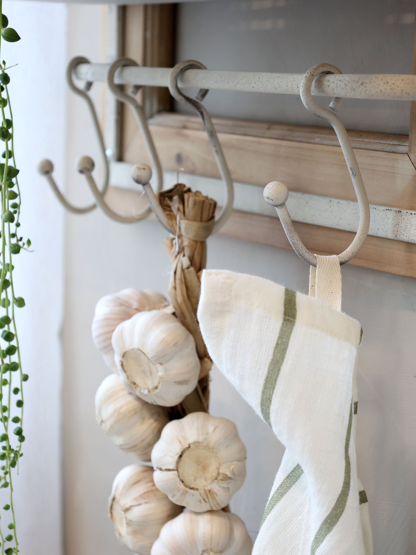 Halter mit Haken und Korb von Chic Antique