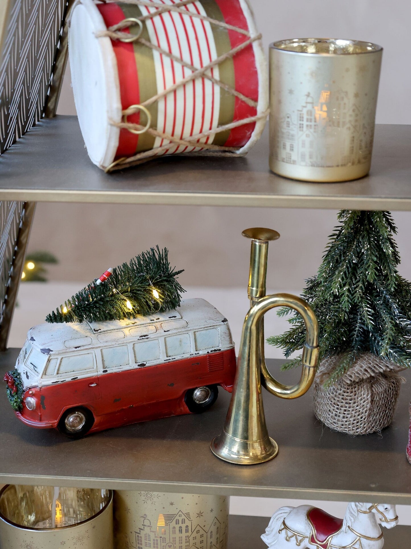 Vintage Bus mit Weihnachtsbaum und LED von Chic Antique